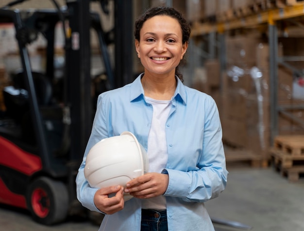 Femme travaillant dans l'entrepôt