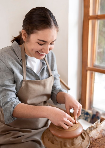 Femme travaillant dans un lieu de travail de poterie