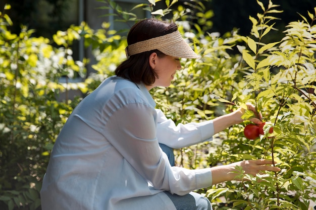 Femme travaillant dans sa serre durable