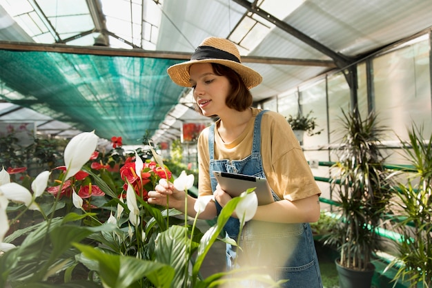 Femme Travaillant Dans Sa Serre Durable