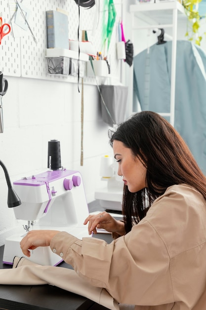 Femme travaillant dans son atelier de design de mode seule