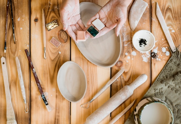 Femme travaillant dans son atelier de poterie