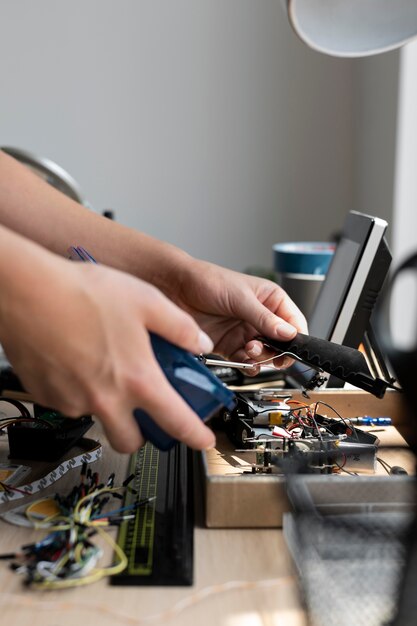 Femme travaillant dans son atelier pour une invention créative