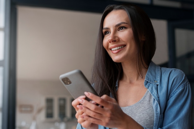 Femme travaillant à distance à domicile