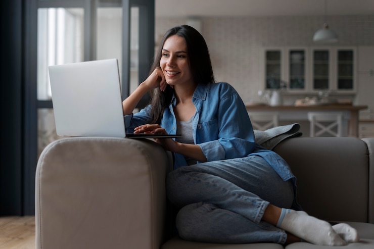 Photo gratuit femme travaillant à distance à domicile