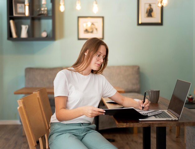 Femme travaillant à domicile avec un ordinateur portable pendant la pandémie