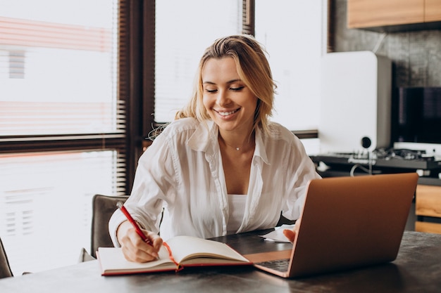 Femme Travaillant à Domicile Sur Ordinateur Portable