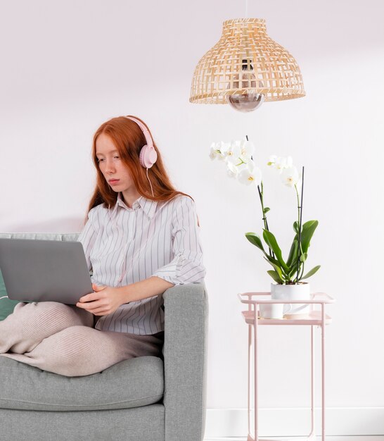 Femme travaillant à domicile avec ordinateur portable