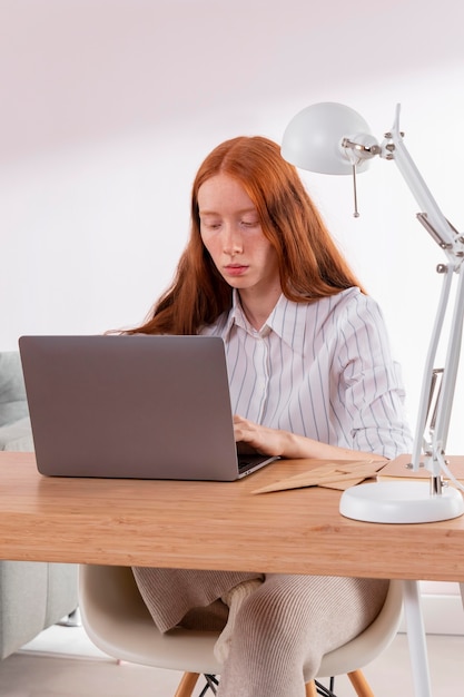 Femme travaillant à domicile sur ordinateur portable