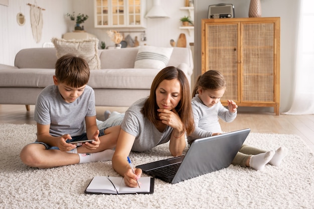 Femme travaillant à domicile plein coup