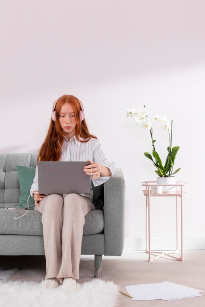 Femme travaillant à domicile