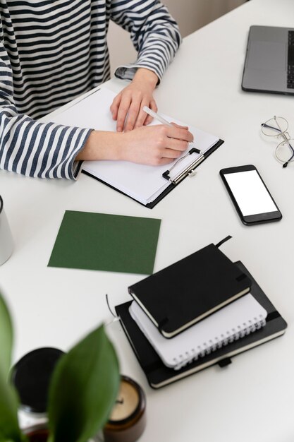 Femme travaillant à domicile