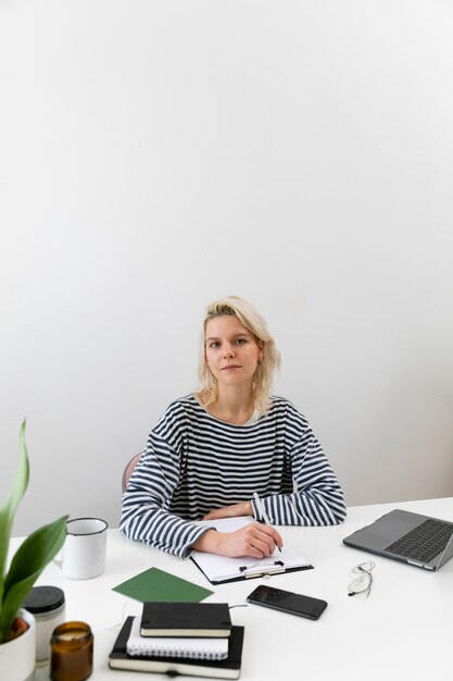 Femme travaillant à domicile