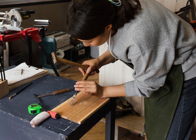 Femme travaillant avec du bois coup moyen