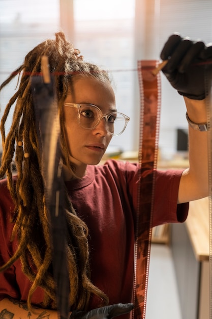 Femme travaillant avec des gants coup moyen