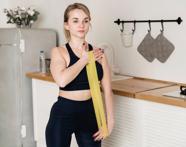 Femme travaillant à la maison avec des élastiques