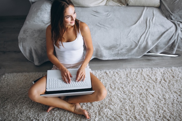 Femme travaillant à la maison sur un ordinateur