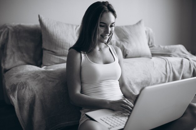 Femme travaillant à la maison sur un ordinateur