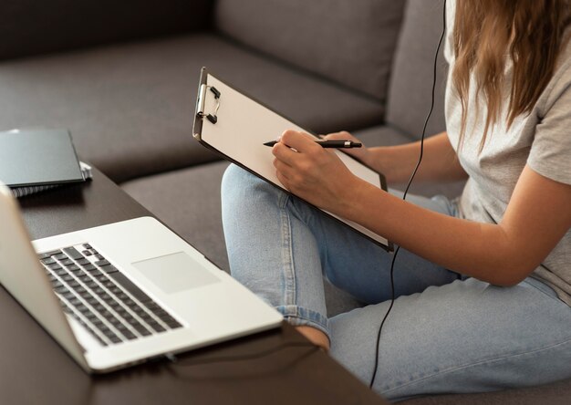 Photo gratuite femme travaillant à la maison pendant la quarantaine avec ordinateur portable