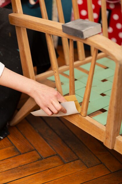 Femme travaillant sur un meuble en bois