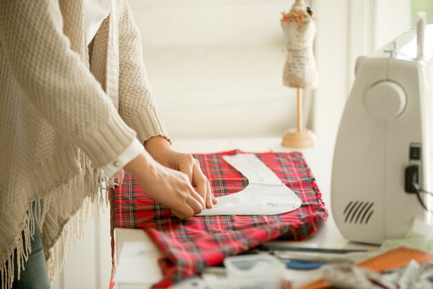 Femme travaillant avec un motif de couture