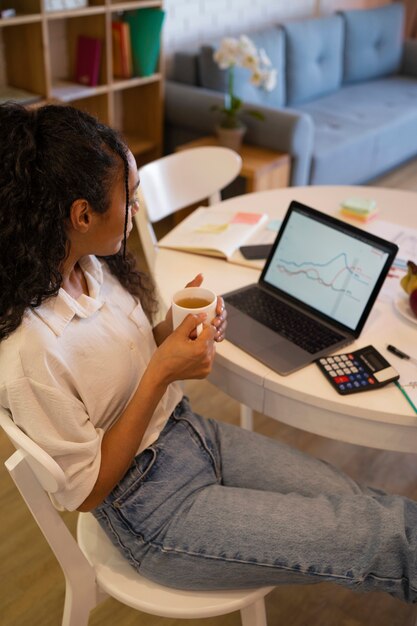 Femme travaillant sur un ordinateur portable à angle élevé