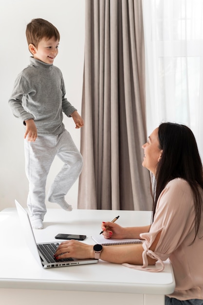 Femme travaillant avec un ordinateur portable au bureau