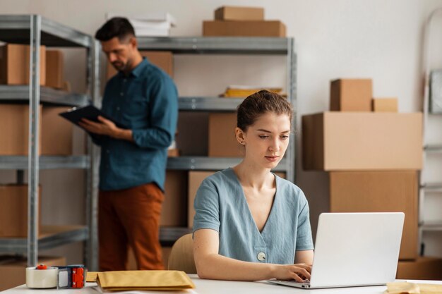 Femme travaillant sur ordinateur portable