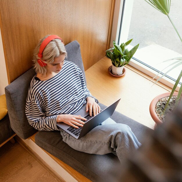 Femme travaillant sur ordinateur portable