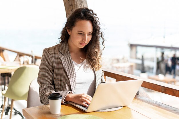 Femme travaillant sur ordinateur portable