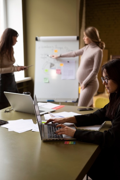 Femme travaillant pendant la grossesse