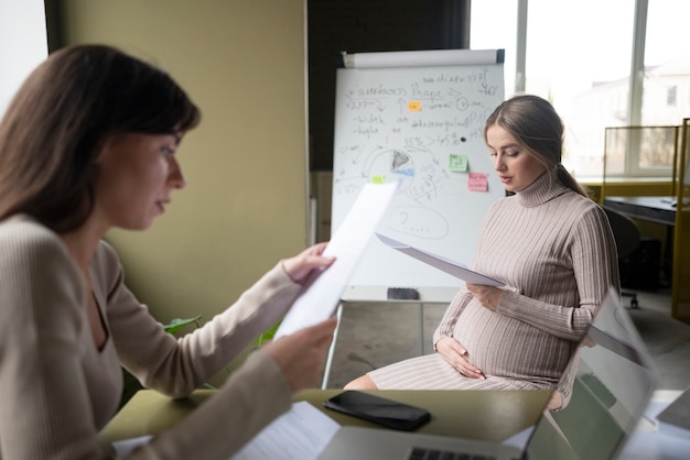 Femme travaillant pendant la grossesse