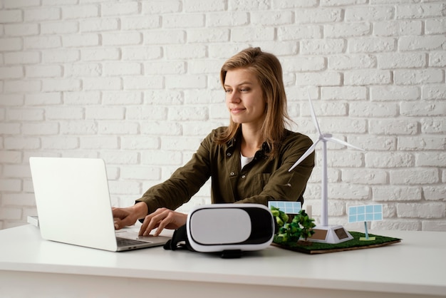 Femme travaillant pour des projets environnementaux