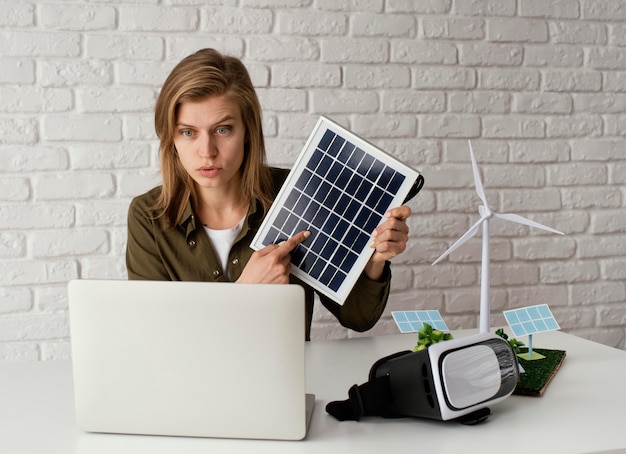 Photo gratuite femme travaillant pour des projets environnementaux