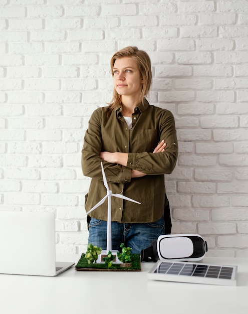 Photo gratuite femme travaillant pour des projets environnementaux