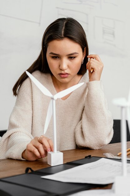 Femme travaillant sur un projet d'énergie renouvelable