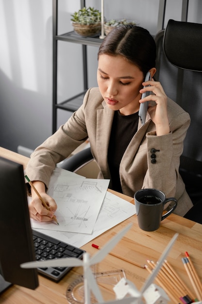 Femme travaillant sur un projet d'énergie renouvelable