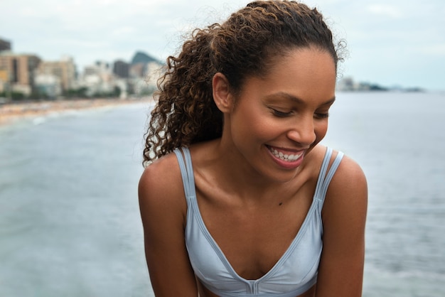 Photo gratuite femme travaillant seule à l'extérieur