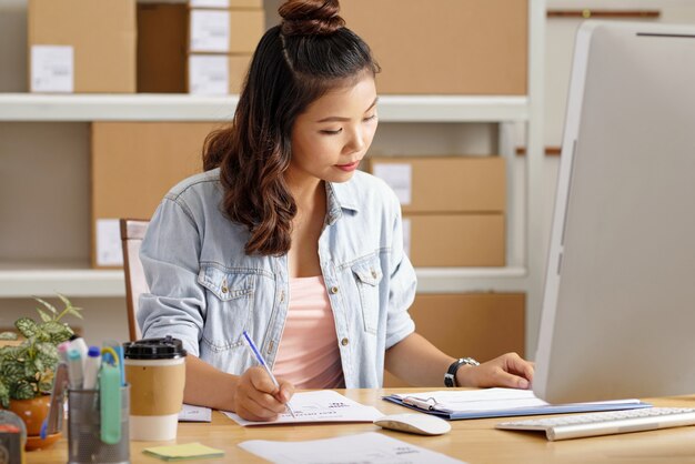 Femme travaillant à la table