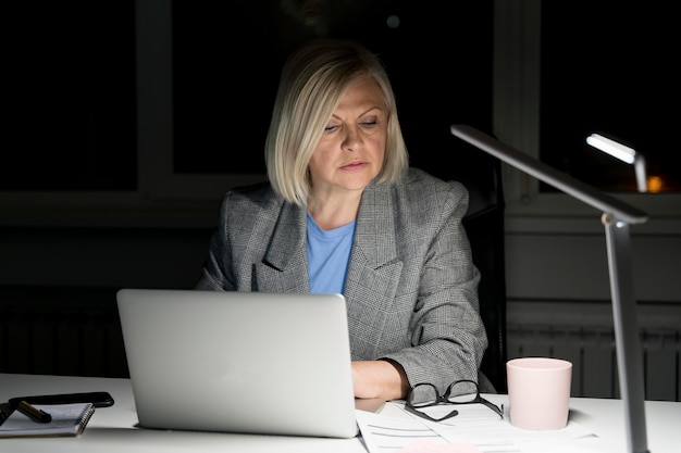 Femme travaillant tard au bureau