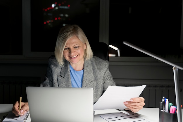 Photo gratuite femme travaillant tard au bureau