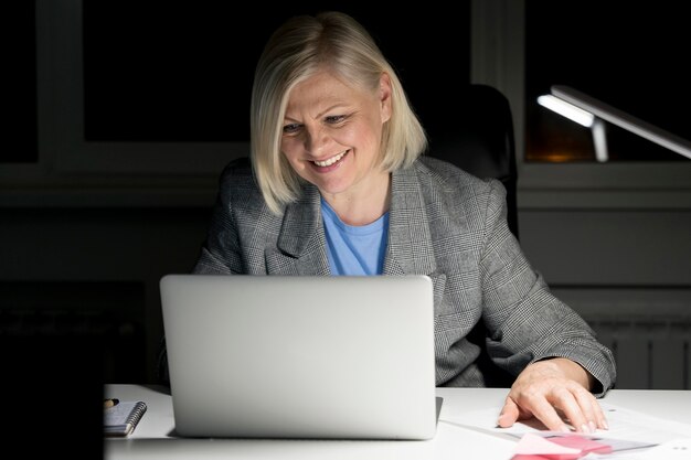 Femme travaillant tard au bureau