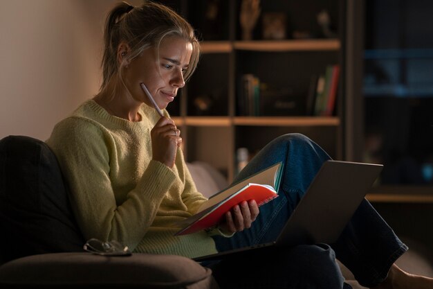 Photo gratuite femme travaillant tard dans la nuit vue latérale