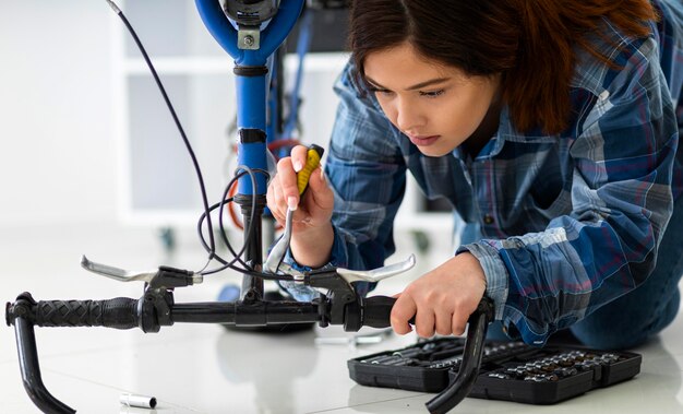 Femme travaillant à vélo