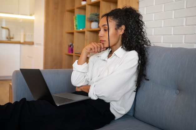 Photo gratuite femme travaillant sur la vue latérale d'un ordinateur portable