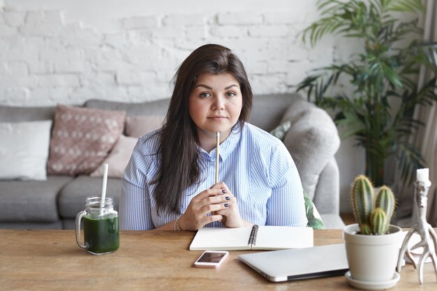 La femme travaille dans un espace de travail moderne