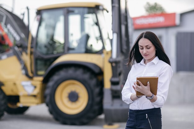 femme Travailler avec un comprimé orange dans les mains