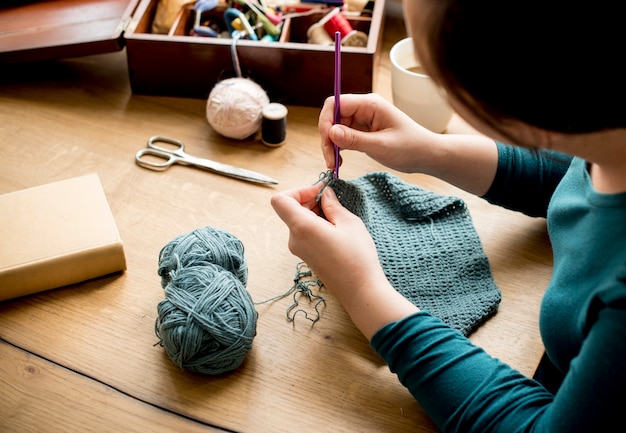 Femme tricot artisanat passe-temps maison