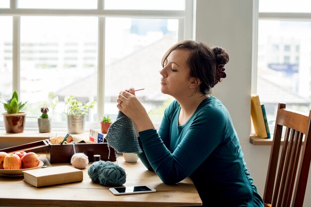 Femme tricotant artisanat passe-temps fait maison