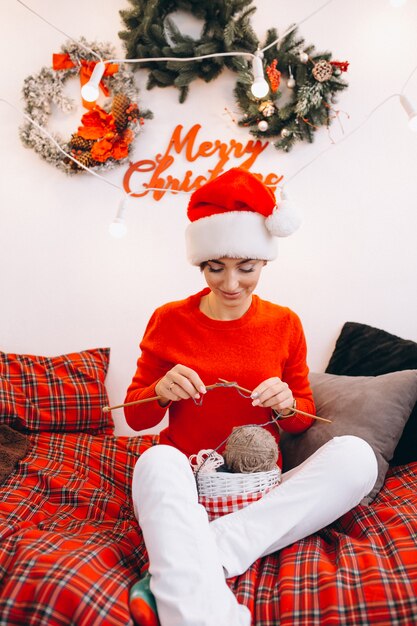 Femme à tricoter à Noël